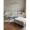 Ekspozycja z detalem wykończenia designerskiego narożnika modułowego boucle NICEA od Primavera Home.