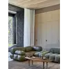 Widok z dolnej perspektywy na designerski narożnik modułowy boucle NICEA w stylowym wnętrzu. Primavera Home.