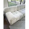 Zbliżenie na ramy designerskiego narożnika modułowego boucle NICEA w eleganckim wystroju. Primavera Home.