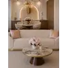 Widok zenitalny na sofę Beżowa Glamour Aksamitna FLORENCE Złote Nogi w eleganckim wnętrzu. Detal wykończenia od Primavera Home.