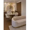 Sofa Beżowa Glamour Aksamitna FLORENCE Złote Nogi w jasnym wnętrzu, kreującym przytulną atmosferę. Aranżacja nowoczesnego wnętrza od Primavera Home.