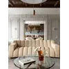 Perspektywiczne ujęcie sofy LONDON Beżowej, podkreślające jej elegancki design. Meble na zamówienie od Primavera Home.
