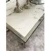 Stolik kawowy w stylu nowojorskim i glamour stal nierdzewna blat biały marmur OSKAR SILVER OUTLET 2 widoczny w perspektywie. Meble na zamówienie od Primavera Home.