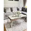 Stolik kawowy w stylu nowojorskim i glamour stal nierdzewna blat biały marmur OSKAR SILVER OUTLET 2 w ujęciu z przodu. Oświetlenie na zamówienie od Primavera Home.
