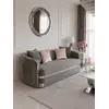 Sofa w showroomie, otoczona innymi elementami wystroju wnętrza. Detal wykończenia z Primavera Home.