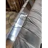 Sofa w aranżacji łączącej nowoczesność z retro stylem. Ekspozycja w salonie od Primavera Home.