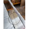 Sofa umiejscowiona w otoczeniu roślin, co podkreśla świeżość aranżacji. Meble na zamówienie od Primavera Home.