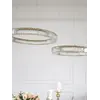 Żyrandol Kryształowy Ring Złoty Eclipse w eleganckiej sypialni, podkreślający nowoczesny styl. Aranżacja nowoczesnego wnętrza od Primavera Home.