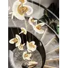Żyrandol Flow L uchwycony z boku. Ekspozycja w salonie od Primavera Home.