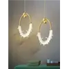 Żyrandol Kryształowy Złoty w jasnym wnętrzu, dodający przestrzeni elegancji od Primavera Home.