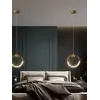 Zbliżenie na Żyrandol Kryształowy Złoty, ukazujące wyjątkowe detale. Oświetlenie od Primavera Home.