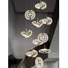 Zbliżenie na szczegóły żyrandola Flow L, element oświetlenia od Primavera Home.