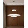 Zbliżenie na designerską lampę wiszącą Plater Czarna Nowoczesna Premium, prezentującą detal wykończenia od Primavera Home.