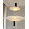 Perspektywiczne ujęcie designerskiej lampy wiszącej Plater Czarna Nowoczesna Premium w nowoczesnym designie od Primavera Home.