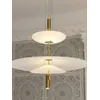 Żyrandol Plater w otwartej przestrzeni mieszkalnej. Aranżacja nowoczesnego wnętrza z Primavera Home.