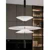 Designerska lampa wisząca Plater Czarna Nowoczesna Premium w jasnym wnętrzu, stworzona przez Primavera Home.