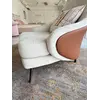 Designerski Fotel Linea z Podnóżkiem – Nowoczesny i Tapicerowany z detalem wykończenia. Meble na zamówienie od Primavera Home.
