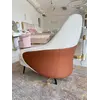 Designerski Fotel Linea z Podnóżkiem – Nowoczesny i Tapicerowany w różnych wariantach tkanin. Aranżacja nowoczesnego wnętrza od Primavera Home.