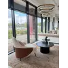 Designerski Fotel Linea z Podnóżkiem – Nowoczesny i Tapicerowany w jasnym wnętrzu. Meble na zamówienie od Primavera Home.