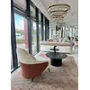 Designerski Fotel Linea z Podnóżkiem – Nowoczesny i Tapicerowany w aranżacji nowoczesnego salonu. Meble na zamówienie od Primavera Home.