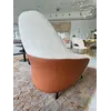 Designerski Fotel Linea z Podnóżkiem – Nowoczesny i Tapicerowany z widoku aneksy. Ekspozycja w salonie od Primavera Home.