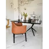 Designerskie krzesło w aranżacji nowoczesnego wnętrza salonu. Meble na zamówienie od Primavera Home.