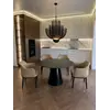 Widok od tyłu na designerskie krzesło drewniane MODERN w nowoczesnym wnętrzu salonu. Aranżacja od Primavera Home.
