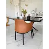 Zbliżenie na tkaninę krzesła drewnianego MODERN w kontekście nowoczesnego wnętrza od Primavera Home.