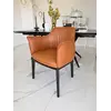 Designerskie krzesło drewniane do jadalni w stylu nowoczesnym MODERN widziane z boku. Stylowa ekspozycja w salonie od Primavera Home.