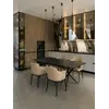 Krzesło MODERN w jasnym wnętrzu, z boku. Detal wykończenia od Primavera Home.