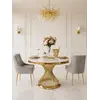 Detal wykończenia designerskiego krzesła tapicerowanego z kołatką, które zapewnia elegancję i komfort. Meble na zamówienie od Primavera Home.