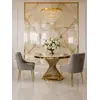 Widok z boku na designerskie krzesło tapicerowane, z kołatką, nowoczesne i glamour, idealne do jadalni lub toaletki, od Primavera Home.