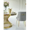 Widok w ukośnym ujęciu na designerskie krzesło tapicerowane, które zachwyca swoim stylem glamour, od Primavera Home.