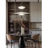 Stylowa aranżacja salonu z designerskim krzesłem, które świetnie wpisuje się w nowoczesny design od Primavera Home.