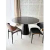 Ujęcie z tyłu krzesła, pokazujące jego unikalny kształt i nowoczesny design od Primavera Home.