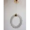 Lampa Wisząca Kryształowa Złota ICE XS zdobiąca ścianę, idealna do nowoczesnych wnętrz od Primavera Home.