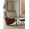 Designerski Fotel Linea z Podnóżkiem – Nowoczesny i Tapicerowany w ujęciu perspektywy. Ekspozycja w salonie od Primavera Home.