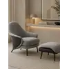 Designerski Fotel Linea z Podnóżkiem – Nowoczesny i Tapicerowany w ujęciu z przodu. Oświetlenie na zamówienie od Primavera Home.