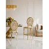 Zbliżenie na wykończenie hokera MEDUSA Glamour. Aranżacja nowoczesnego wnętrza z meblami od Primavera Home.
