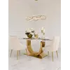 Zbliżenie na materiał welurowy Krzesła DIANA Beżowe Złote. Detal wykończenia od Primavera Home.