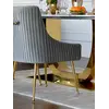 Designerskie krzesło tapicerowane w jasnym wnętrzu, które podkreśla jego nowoczesny i glamour styl, od Primavera Home.