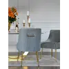 Widok z góry na designerskie krzesło tapicerowane, z kołatką, które łączy w sobie elegancję i funkcjonalność od Primavera Home.