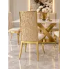 Aranżacja nowoczesnego wnętrza z krzesłem glamour VITA złote beżowe do jadalni. Ekspozycja w salonie od Primavera Home.