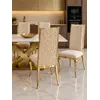 Widok całego zestawu z krzesłem glamour VITA złote beżowe do jadalni w eleganckim otoczeniu. Meble na zamówienie od Primavera Home.