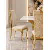 Widok z góry na krzesło glamour VITA złote beżowe do jadalni, w układzie z innymi meblami. Ekspozycja w salonie od Primavera Home.