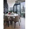 Krzesło MODERN w ujęciu z przodu, w aranżacji nowoczesnej jadalni. Meble na zamówienie od Primavera Home.