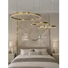 Aranżacja nowoczesnego wnętrza z lampą glamour led GALASSIA okrągła z połyskiem ringi, regulowana, nowoczesna, loft do salonu złota OUTLET. Oświetlenie od Primavera Home.