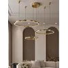 Lampa glamour led GALASSIA okrągła z połyskiem ringi, regulowana, nowoczesna, loft do salonu złota OUTLET w perspektywie bocznej. Ekspozycja w salonie od Primavera Home.