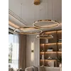 Detal wykończenia lampy glamour led GALASSIA okrągła z połyskiem ringi, regulowana, nowoczesna, loft do salonu złota OUTLET. Meble na zamówienie od Primavera Home.