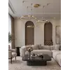 Lampa glamour led okrągła z połyskiem ring regulowana przedstawiona z perspektywy, idealna do loftowych wnętrz od Primavera Home.